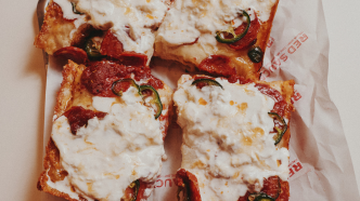 La pizza la plus cool du moment vient de Detroit et c'est la star de ce nouveau resto parisien qui fait fureur