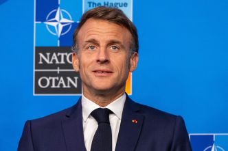 Emmanuel Macron "en combat permanent” et son langage corporel en dit long