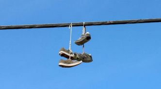 La plupart des gens ignorent la signification des baskets suspendues à un fil dans la rue