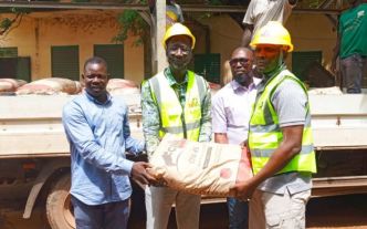 Initiative présidentielle « Faso Mêbo » : L’ex-ministre Abdoul Wabou Drabo fait don de 5 tonnes de ciment