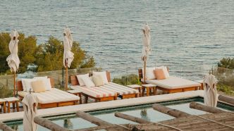 Ambiance chill, déco impeccable, vue de rêve : ces plages privées françaises donnent envie de tout refaire chez soi