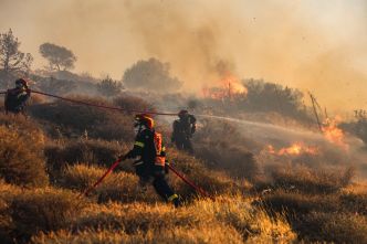 Grèce: des milliers de touristes évacués en raison d'un incendie en Crète
