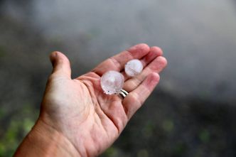 Les images impressionnantes de l'orage de grêle qui s'abat sur les hauteurs des Alpes-Maritimes