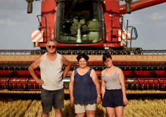 Dans l'Eure, une jeune agricultrice raconte le quotidien de l'exploitation familiale