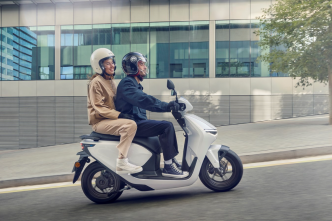 Découvrez le nouveau scooter électrique CUV e de Honda : votre compagnon idéal pour la ville !