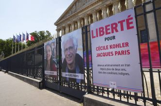 Otages français en Iran : Macron menace Téhéran après l'inculpation de Cécile Kohler et Jacques Paris