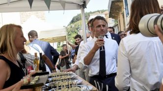 Emmanuel Macron à Roquefort : "Sublime pour moi !"... Bain de foule et dégustations en série pour le président