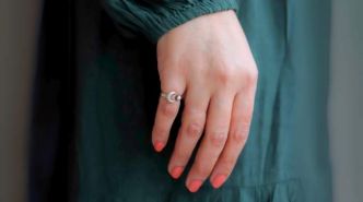 Que signifie le fait qu'une femme porte sa bague au petit doigt ?