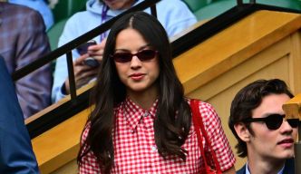 Olivia Rodrigo (22 ans) rayonnante en total look vichy aux côtés de son chéri Louis Partridge à Wimbledon