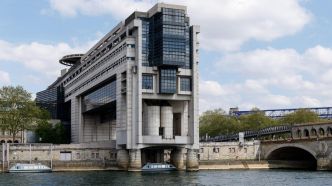 Une agente des impôts soupçonnée d'informer le crime organisé