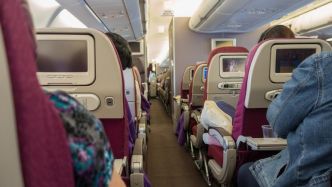 Panique à bord d'un Boeing 737, l'avion perd brutalement 8 000 mètres d'altitude et se pose en urgence