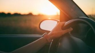 Canicule : une docteure en mécanique des fluides donne une astuce pour refroidir sa voiture laissée au soleil, elle devient virale