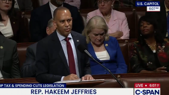 Au Congrès américain, le discours record du chef des démocrates Hakeem Jeffries contre la loi de Trump