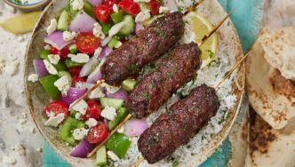 Brochettes d'agneau souvlaki aux herbes et sauce yaourt à la menthe : la recette du barbecue parfait