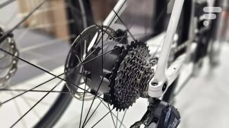 Ce moteur électrique très léger peut recharger la batterie du vélo via un simple bouton