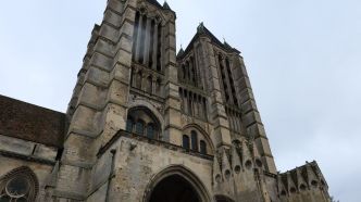 « On ne sait pas comment il est arrivé là-haut » : un homme repéré sur les toits de la cathédrale de Noyon