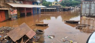 Conakry : Pieds dans l'eau, les travaux publics interpellés, l'incivisme des citoyens pointés du doigt
