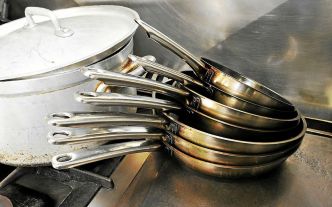 Si vos casseroles ou vos poêles sont usagées, apportez-les à... La Poste