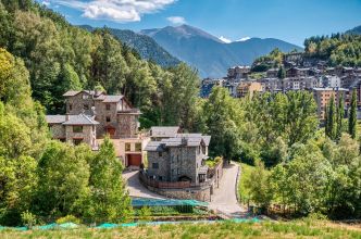 Marion Rousse : découvrez sa splendide maison de montagne à Andorre où elle vit avec Julian Alaphilippe, et qu'elle abandonne pendant plus d'un mois à cause du Tour de France