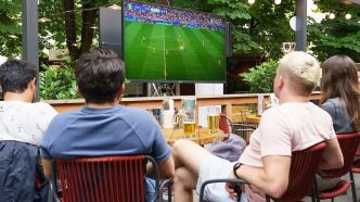 Ce téléviseur intelligent étanche en promotion transforme votre jardin en cinéma