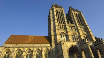 En bermuda et basket sur le toit de la cathédrale de Noyon : un mystérieux individu défie la police avant de disparaître dans la nuit