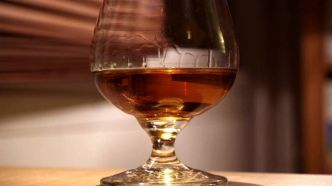 "Allégations douteuses et preuves insuffisantes": l'UE "regrette" la décision de la Chine de taxer le cognac français