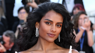 Simone Ashley (30 ans) renversante en micro robe bustier, elle porte l'imprimé star de l'été