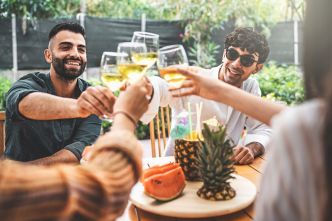 Voici les snacks apéritifs préférés des Français selon leur âge, révèle une étude