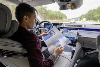 Un nouveau pays d'Europe autorise la conduite d'une voiture sans les mains