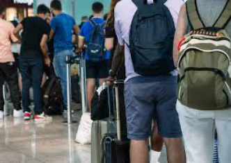 Grève dans l'aérien : près de 1 000 vols annulés, les vacanciers exaspérés