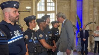 La salle des pas perdus de l'hôtel de ville à Arles a accueilli 25 nouveaux policiers municipaux