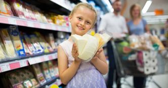 Pourquoi ce médecin estime que les enfants ne devraient pas manger ce type de fromages avant 12 ans