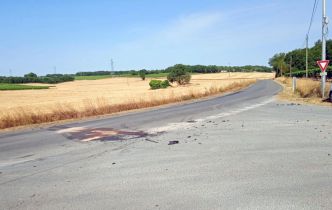 Une Jaguar accidentée à un carrefour à Châteauneuf