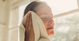 Pourquoi vous devriez éviter de frotter votre visage avec votre serviette en sortant de la douche