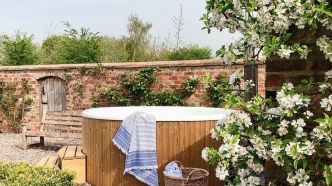 Bye-bye piscine et jacuzzi : cette tendance canon débarque cet été, et on peut en profiter toute l'année