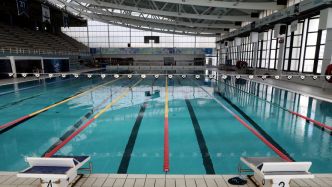 Pour des raisons de sécurité, cette piscine municipale interdit son accès aux personnes de nationalité française
