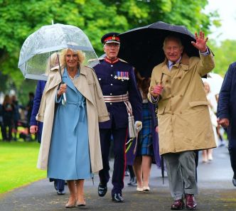 Camilla Parker Bowles habillée comme en hiver : avec un manteau en juillet, on ne peut pas la rater