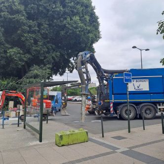 Des engins de chantier postés à la place des taxis à la gare d'Angoulême