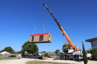 Un agent immobilier commercialise des studios à poser dans son jardin