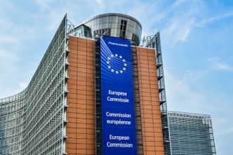 Plusieurs dirigeants européens plaident pour un report de l'IA Act