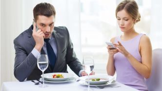 Comment ne pas devenir un couple "connecté, mais distant”