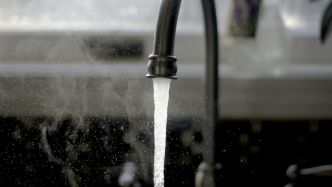 Des taux anormaux de PFAS : dans ces 16 communes, il sera bientôt interdit de boire l'eau du robinet et de s'en servir pour préparer des biberons