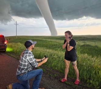 Le jour où un chasseur d'orages a fait sa demande en mariage devant une tornade !