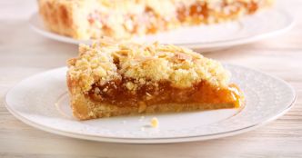 Une double astuce anti-gaspi : confiture express + crumble fondant, à base d'abricots très mûrs