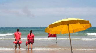Un parasol empale une sauveteuse après une grosse bourrasque de vent sur la plage