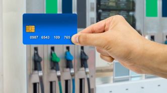 Cette nouvelle arnaque dans les banques et stations-service explose et touche tous les Français