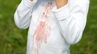 Cette astuce de génie vient à bout des taches de fraises sur les vêtements
