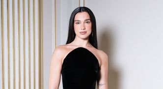 Dua Lipa transporte dans les années 2000 avec un bikini rayonnant dévoilant ses abdos d'acier