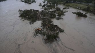 Des inondations font au moins six morts au Texas, une vingtaine d'enfants portés disparus