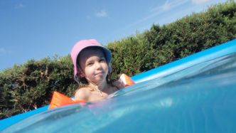 Elle était tombée dans la piscine et était en train de s'y noyer : deux policiers sauvent in extremis la vie d'une petite fille de 3 ans